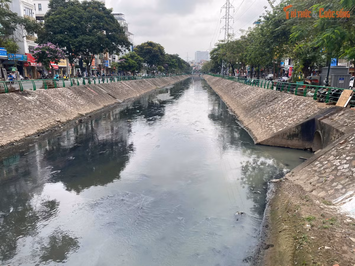 Dọc theo trục đường Kim Ngưu, Tam Trinh, dòng sông cùng tên xưa là một tuyến giao thông đường thủy, nhưng ngày nay chỉ còn chức năng duy nhất là một sông thoát nước cho nội thành Hà Nội.