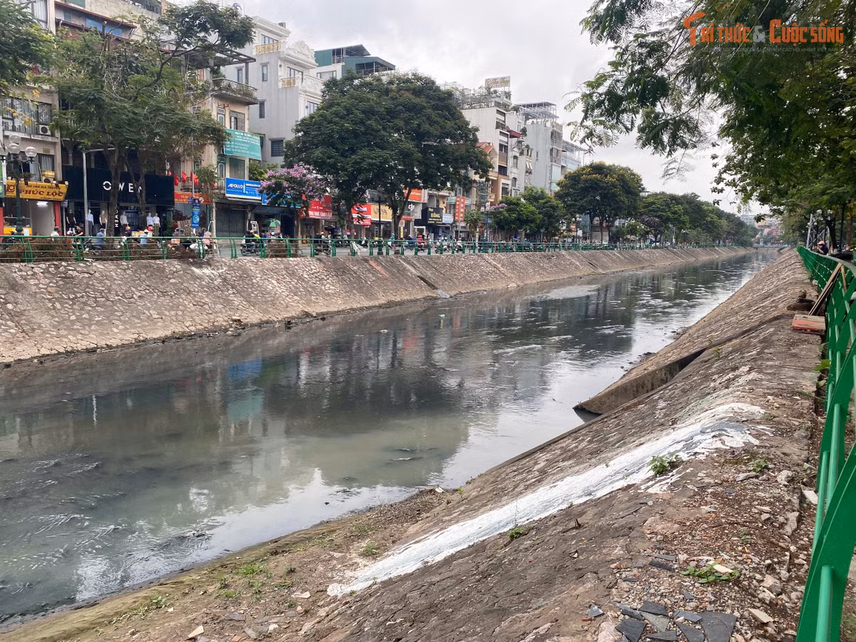 Hà Nội, những ngày đầu tháng 5, khi cái nắng hè bắt đầu oi ả cũng là lúc "cơn ác mộng" của hàng nghìn hộ dân dọc các con sông Kim Ngưu, sông Sét, sông Lừ trở nên ám ảnh hơn bao giờ hết. Đi dọc bờ sông, đập vào mắt người đi đường không phải là cảnh sắc thơ mộng mà là những dòng nước đen đặc, đứng im và bốc mùi nồng nặc. Những "mạch máu" của đô thị đang nghẹt thở vì rác thải và nước thải sinh hoạt.