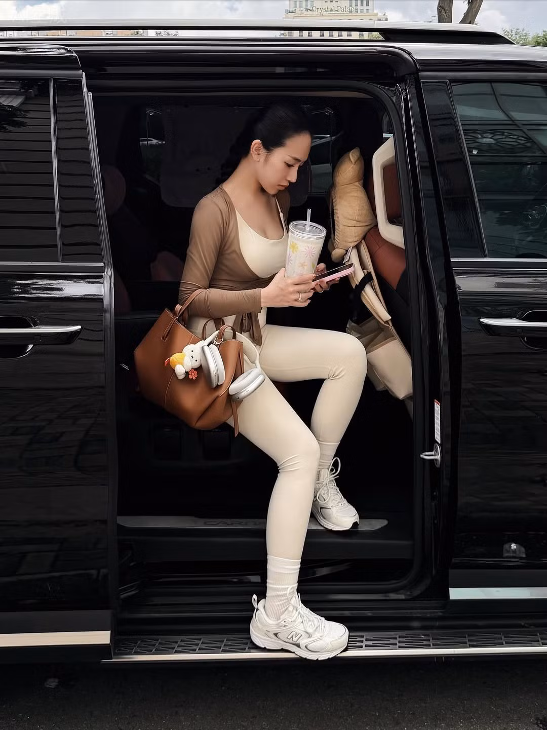 Dù không hoạt động giải trí nhưng cuộc sống hôn nhân, phong cách thời trang và đặc biệt là khả năng lấy lại vóc dáng sau sinh của cô luôn thu hút sự chú ý. (Ảnh: FBNV)