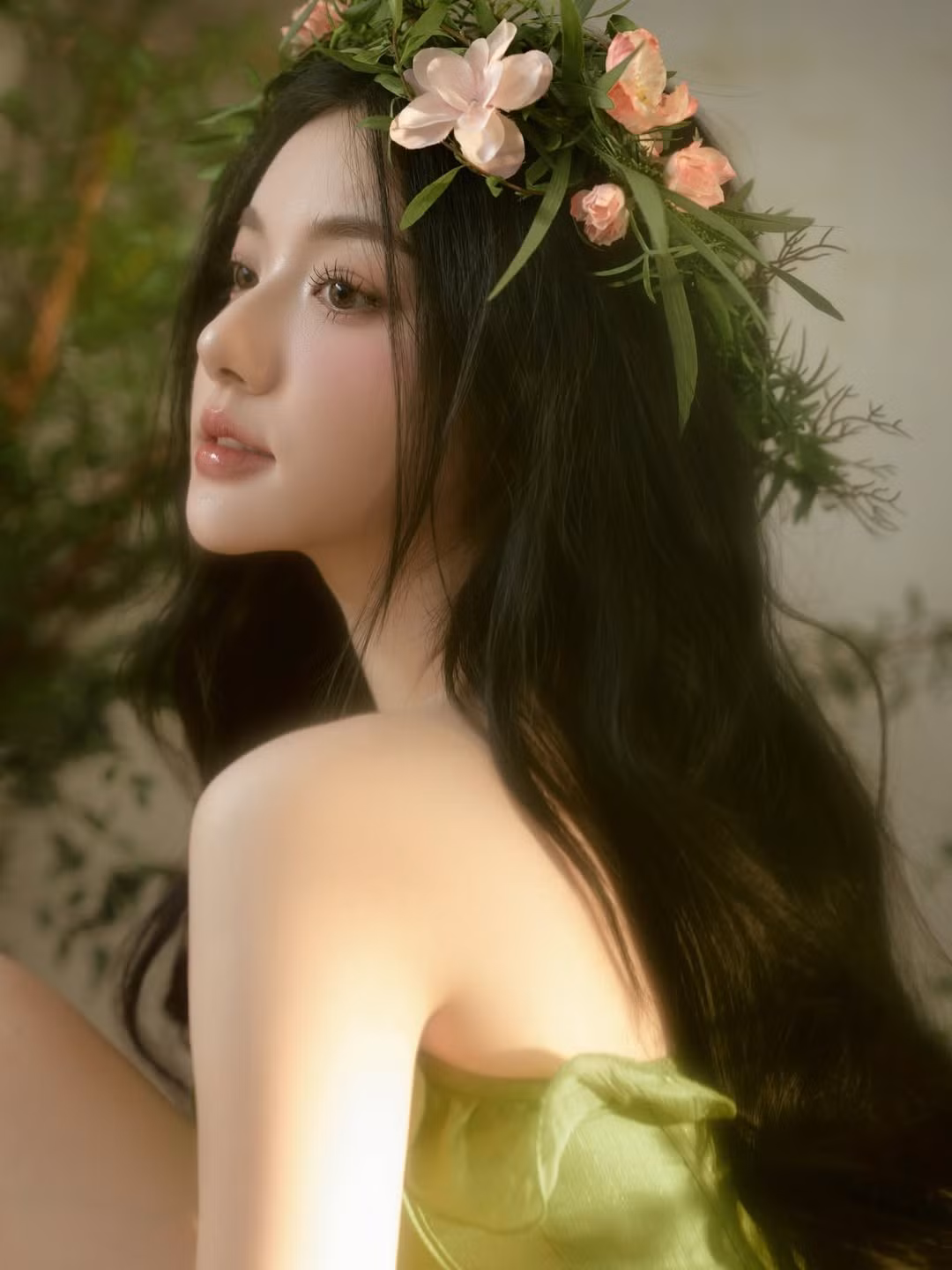 Với lối trang điểm trong veo, điểm xuyết chút má hồng hây hây và đôi mắt long lanh, cô nàng trông hệt như một nàng tiên nhỏ bước ra từ những câu chuyện cổ tích. (Ảnh: IGNV)