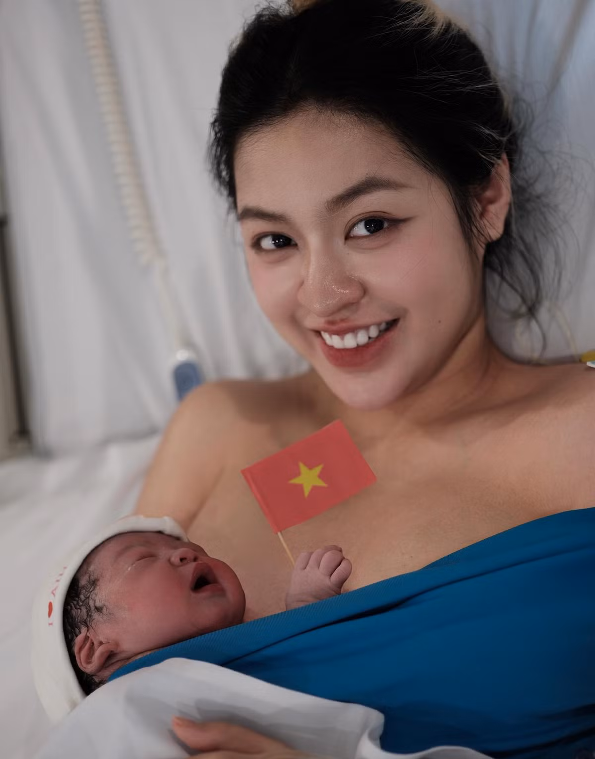 Trong video, Mai Thiên Ân chia sẻ, đây là món quà giản dị anh dành tặng vợ để cảm ơn cô đã sinh cho anh một cô công chúa xinh xắn. Trước đó một ngày, cặp đôi đã thông báo tin vui hạ sinh con đầu lòng và đặt tên thân mật cho bé là Bún. (Ảnh: FBNV)