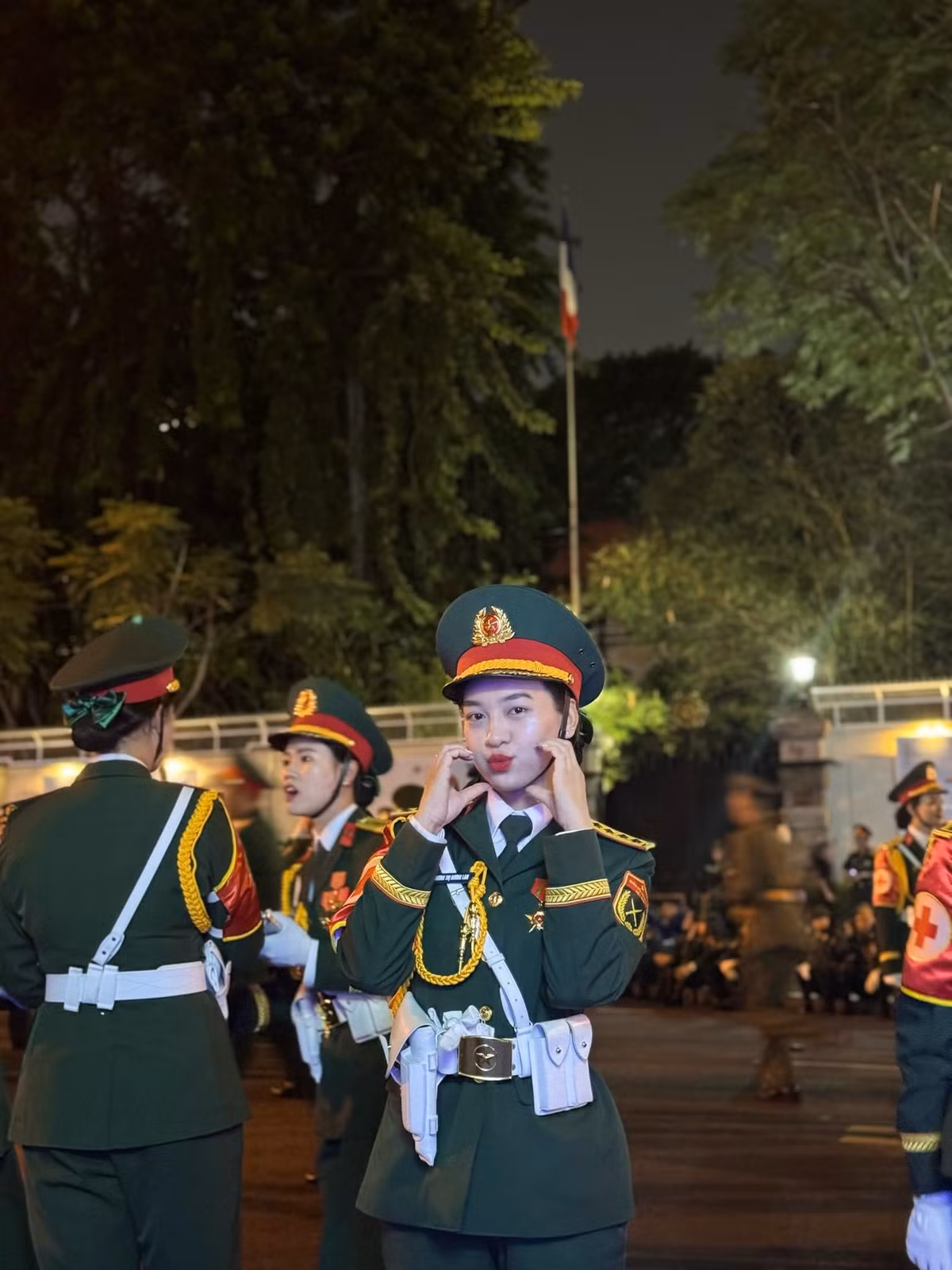 Những gương mặt nữ quân nhân như Trung úy Dương Thị Hương Lan là nguồn cảm hứng lớn, thể hiện sự đóng góp không nhỏ của người phụ nữ Việt Nam trong sự nghiệp xây dựng và bảo vệ đất nước. (Ảnh: FBNV)