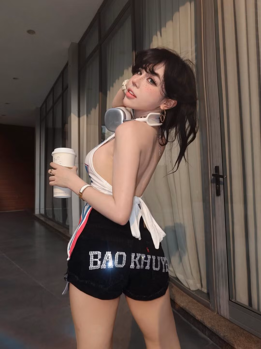 Trong loạt ảnh này, Bảo Khuyên lựa chọn một outfit mang đậm hơi thở hiện đại nhưng không kém phần quyến rũ. Tâm điểm của bộ trang phục là chiếc áo cổ yếm với những đường cắt xẻ táo bạo, khoe trọn vòng 1 gợi cảm và tấm lưng trần quyến rũ. (Ảnh: IGNV)
