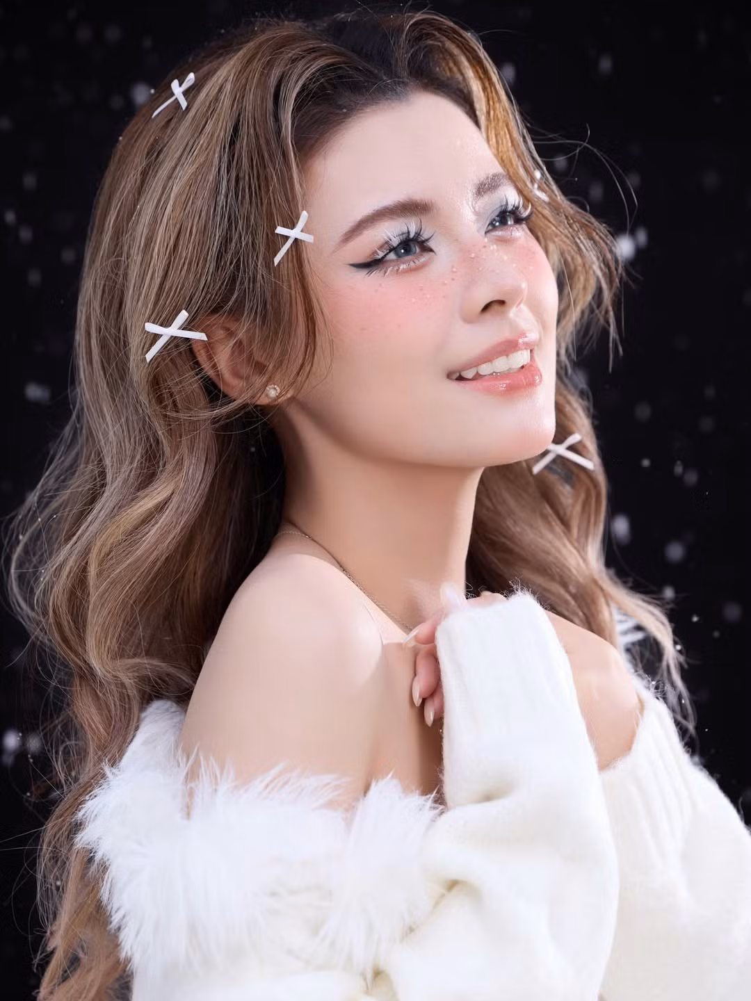Đặc biệt, chi tiết tuyết rơi lả tả và những chiếc nơ trắng nhỏ xinh cài ngẫu hứng trên mái tóc nâu vàng bồng bềnh đã giúp hoàn thiện vẻ ngoài đậm chất cổ tích cho Mai Hương. (Ảnh: IGNV)