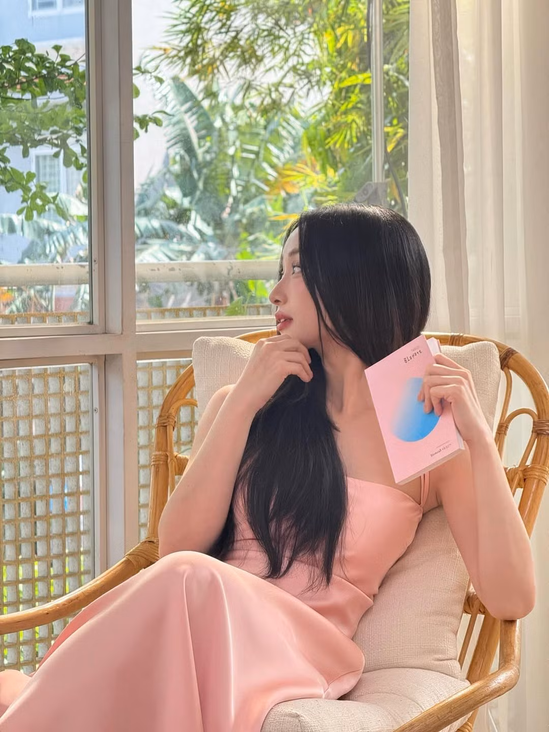 Thiết kế hai dây mảnh mai giúp người đẹp khoe khéo bờ vai trần thon thả và làn da trắng sứ mịn màng. (Ảnh: IGNV)