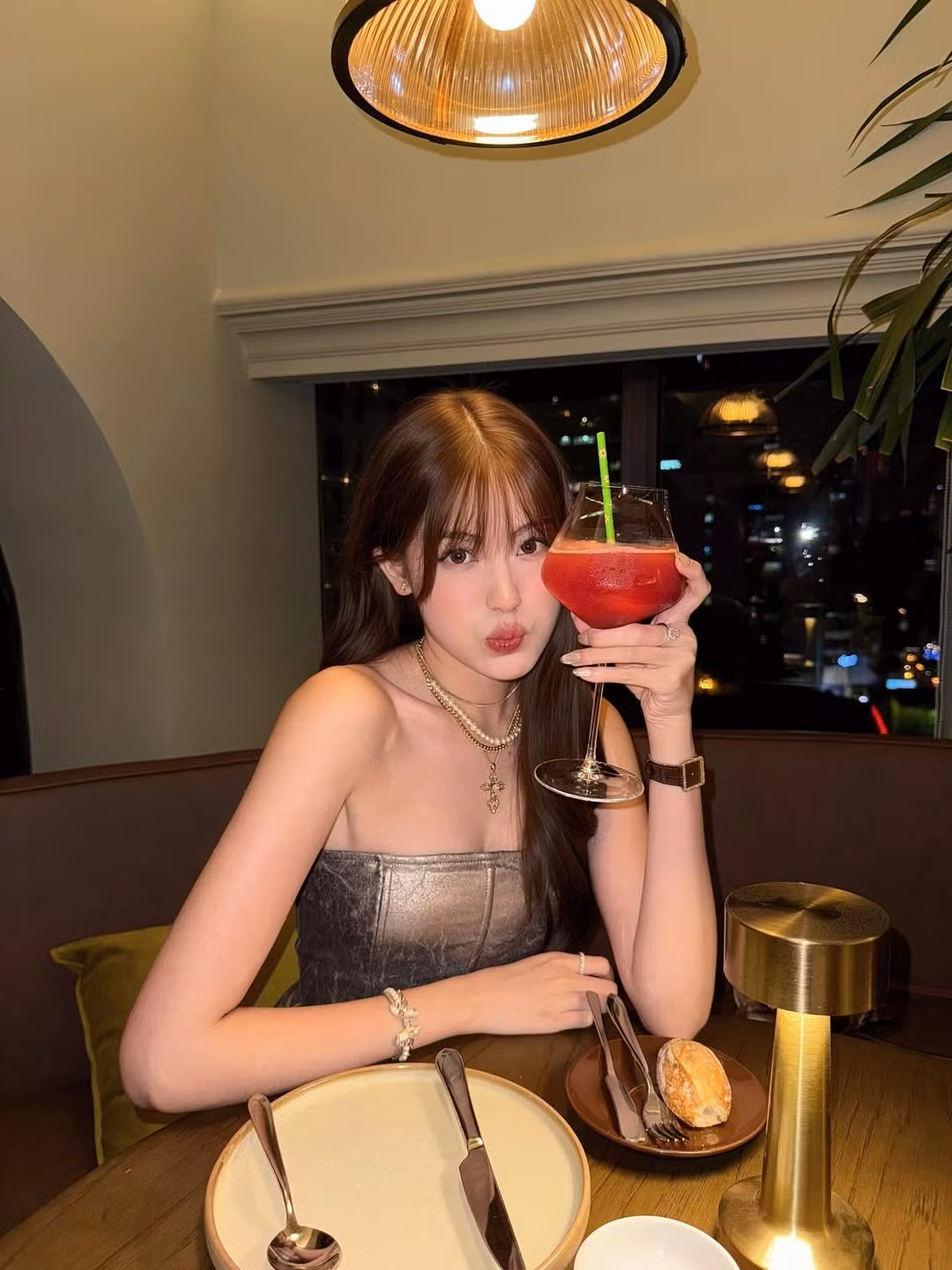 Diện trên mình set đồ da bó sát được giới thời trang thường nhận xét là khó nhằn, kén dáng, Mỹ Hàn không chỉ phô diễn được thân hình chuẩn chỉnh mà còn thần thái đầy cuốn hút. (Ảnh: IGNV)