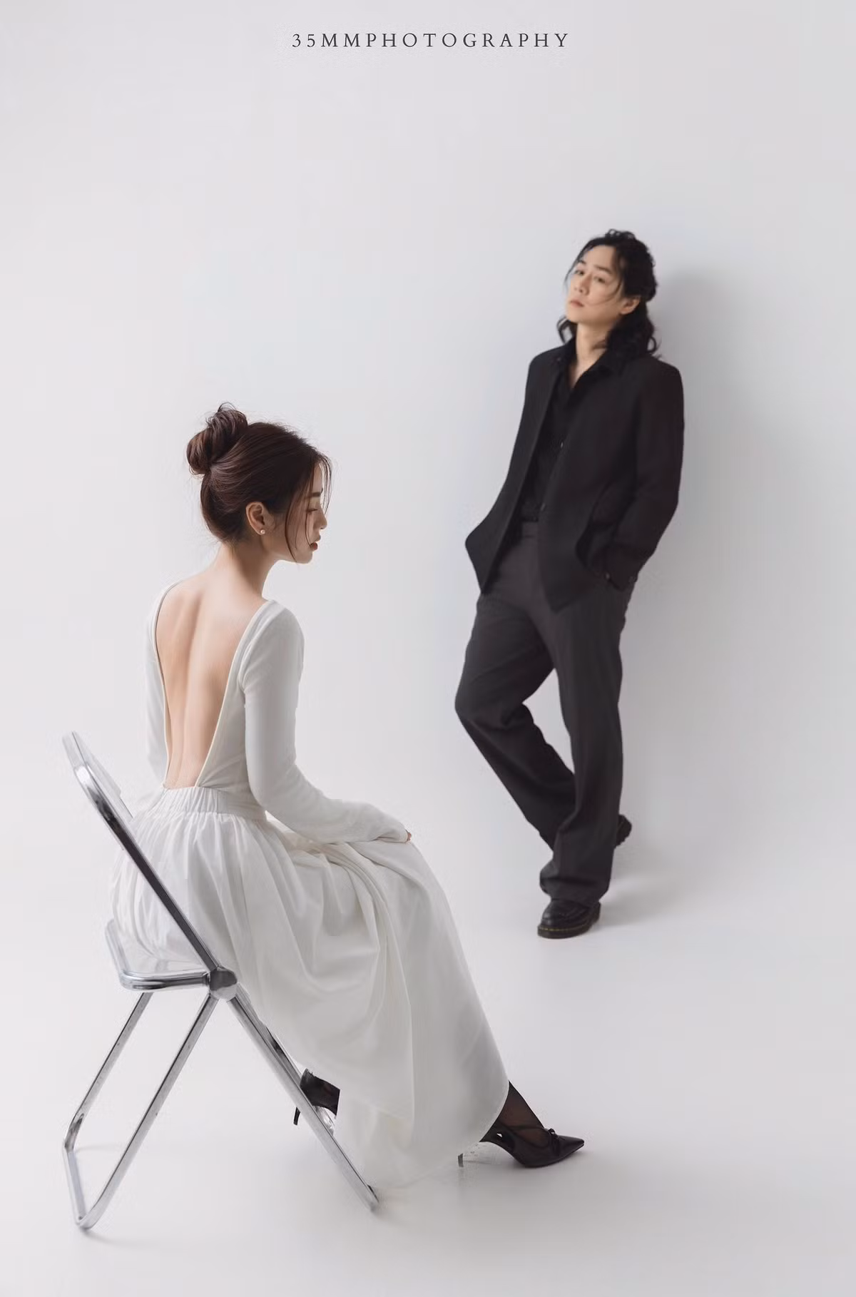Nguyễn Nam Thương - cái tên từng gắn liền với danh xưng "nàng thơ của mọi chàng trai" hay "hot girl xứ Thanh" mới đây gây chú ý với bộ ảnh kỷ niệm 10 năm ngày cưới cùng ông xã Trần Ba Duy, hot boy nổi tiếng một thời với câu nói viral "đẹp trai nhiều đứa yêu". (Ảnh: FB Nguyễn Nam Thương)