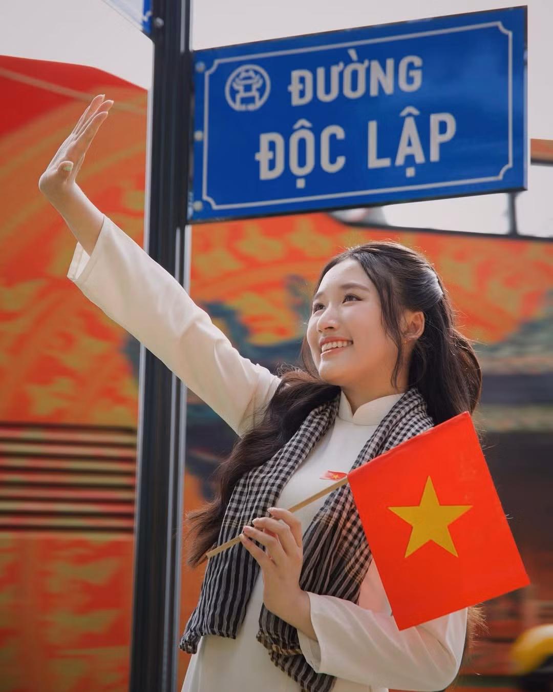 Vẫn là tà áo dài trắng truyền thống, nhưng Jenny Huỳnh đã khéo léo biến tấu chiếc nón lá của mình trở nên đặc biệt hơn với những bông hoa rực rỡ sắc màu được đính kết tinh tế. (Ảnh: IGNV)
