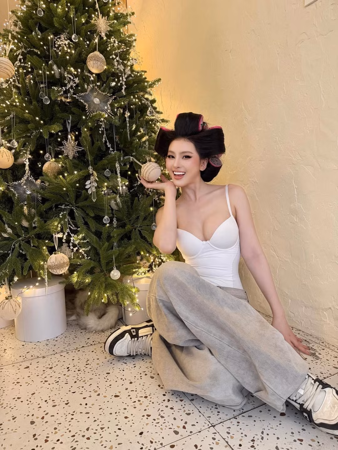 Trong bộ ảnh đón Noel sớm này, Tammy chọn trang phục đơn giản nhưng tinh tế với chiếc bodysuit trắng kết hợp cùng quần ống rộng màu xám, tôn lên đường cong quyến rũ và vòng eo thon gọn. (Ảnh: IGNV)