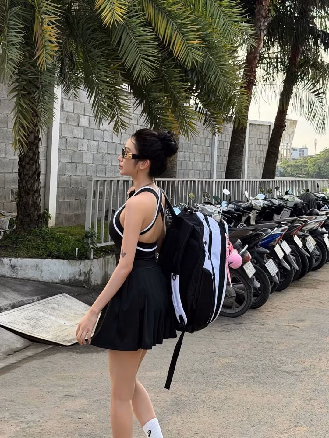 Dù là khoảnh khắc cầm vợt trên sân tập, hay tạo dáng bên chiếc xe sang, Quỳnh Như đều chứng minh được khả năng làm chủ mọi góc máy và trở thành tâm điểm của sự chú ý. (Ảnh: IGNV)