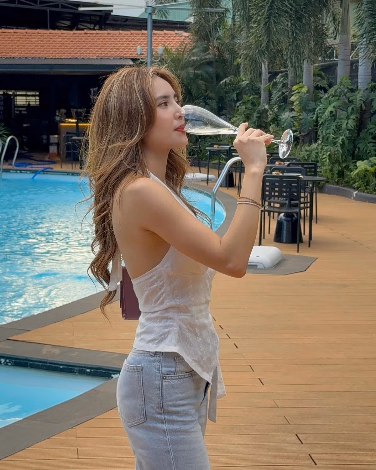 Trong loạt ảnh mới được đăng tải lên trang cá nhân, cô nàng diện áo kiểu cổ yếm trắng ôm dáng phối cùng quần jeans cạp cao, khoe trọn vóc dáng thon gọn, vòng eo con kiến và làn da trắng mịn không tì vết.