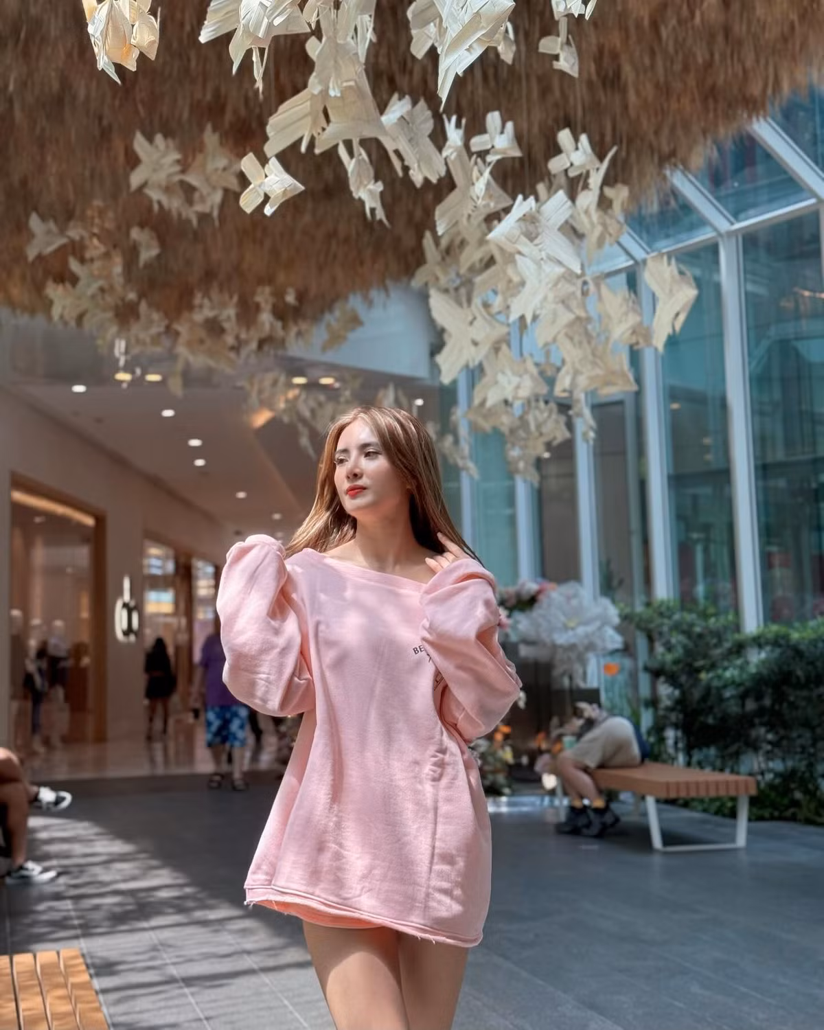 Cựu hot girl xứ Nghệ thường xuyên chia sẻ về những chuyến du lịch đến nhiều địa điểm trên thế giới trên trang cá nhân.
