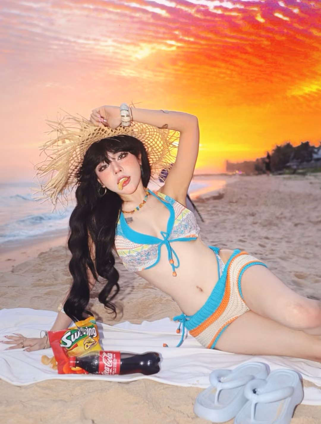 Thay vì những bộ bikini truyền thống, Bảo Khuyên chọn diện set đồ crochet (len móc) đa sắc màu - một xu hướng đang rất được giới trẻ ưa chuộng bởi vẻ ngoài vừa mang hơi hướng du mục, vừa hiện đại, cá tính. (Ảnh: IGNV)