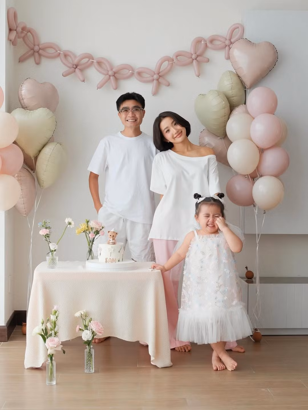 Tài khoản mạng xã hội riêng của bé, dù mới lập, đã thu hút hơn 184.000 lượt theo dõi và mỗi bài đăng đều nhận được "cơn mưa" lời khen và yêu thích.