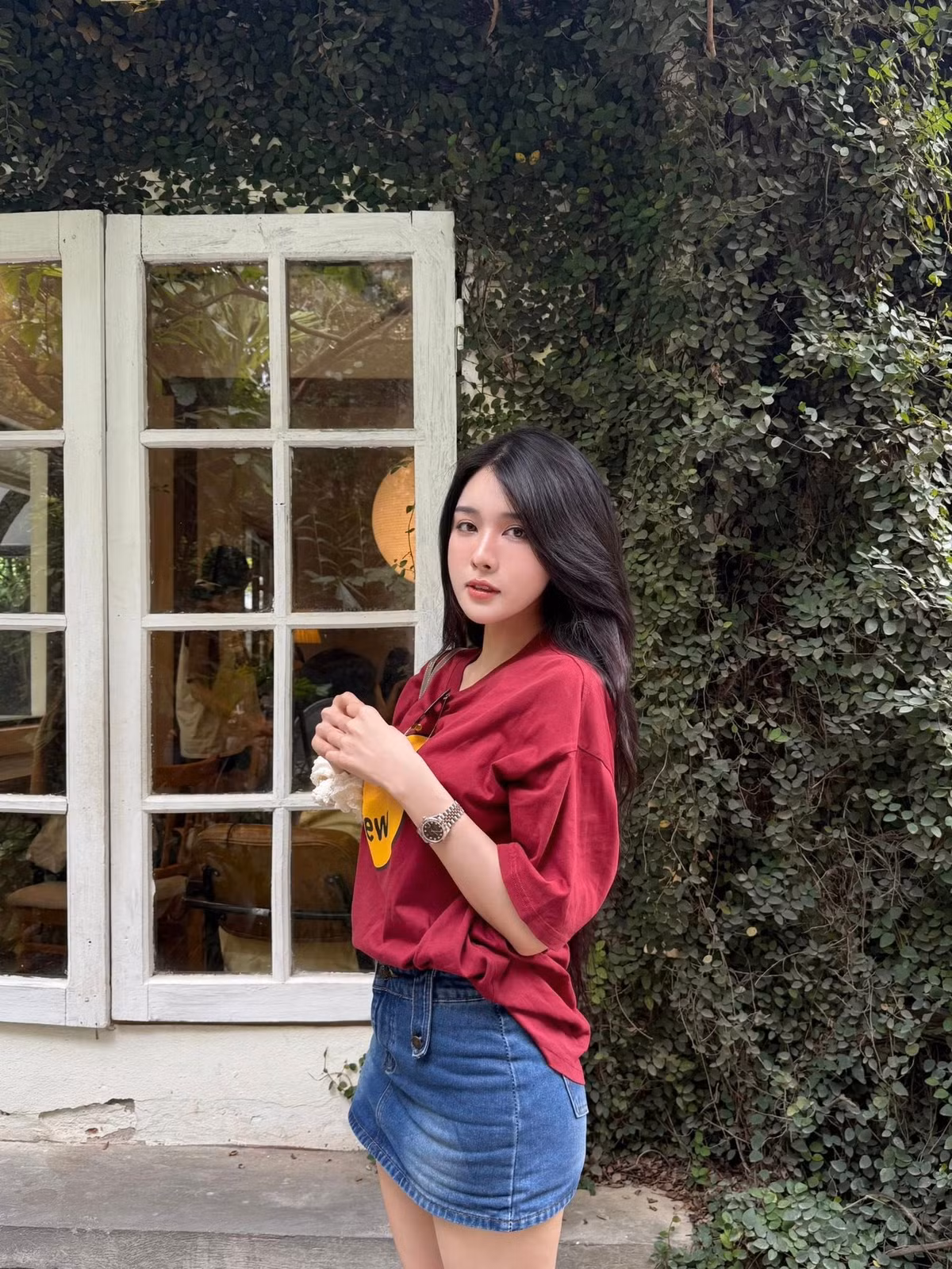 Từ khi công khai, cầu thủ Vũ Văn Thanh và hot girl Trần Bích Hạnh thoải mái hơn trong việc chia sẻ chuyện tình cảm trên trang cá nhân. Mới đây, thông qua phần Story trên trang Instagram cá nhân, Trần Bích Hạnh chia sẻ được người yêu vô cùng chiều chuộng, quan tâm.