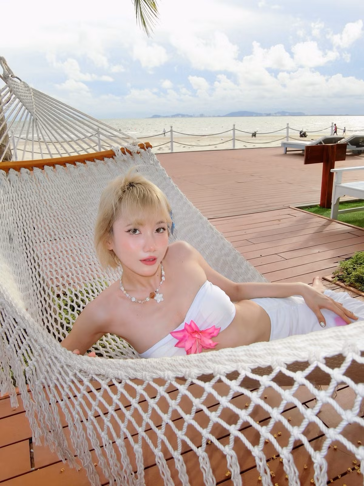 Cách phối chất liệu voan mỏng nhẹ mang đến cảm giác bay bổng, hòa quyện cùng thiên nhiên nhưng vẫn giữ được độ gợi cảm tinh tế – một sự kết hợp không dễ để cân bằng.