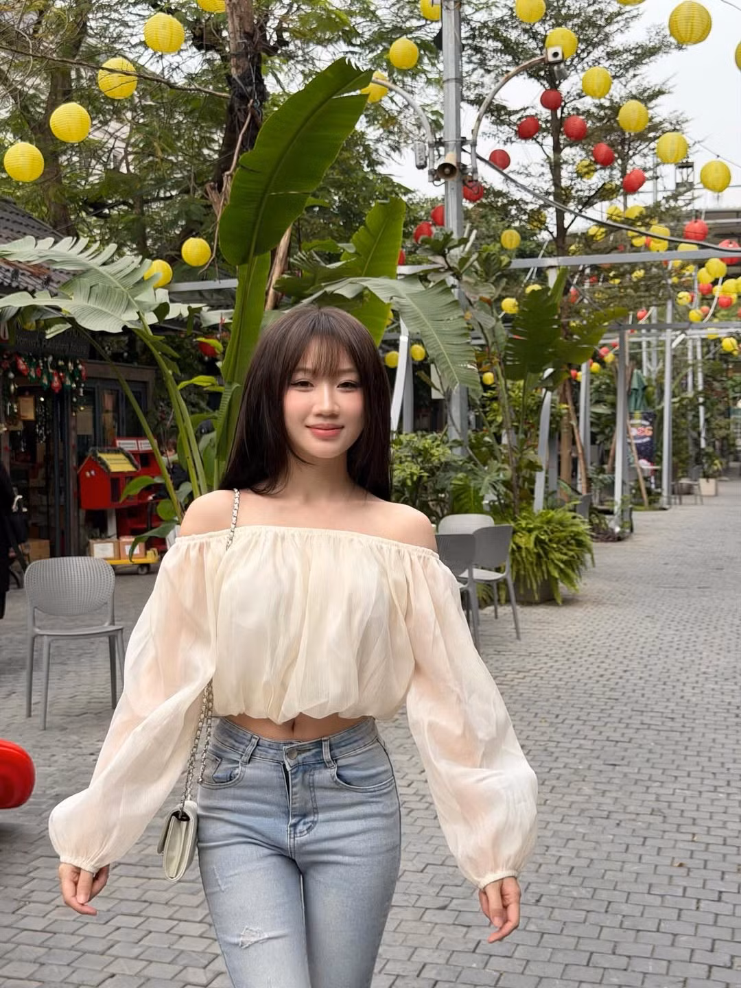 Không cần những bộ cánh cầu kỳ trên sàn diễn, Hoàng Lan Anh trong những khoảnh khắc đời thường vẫn đủ sức "đốn tim" người đối diện. (Ảnh IGNV)