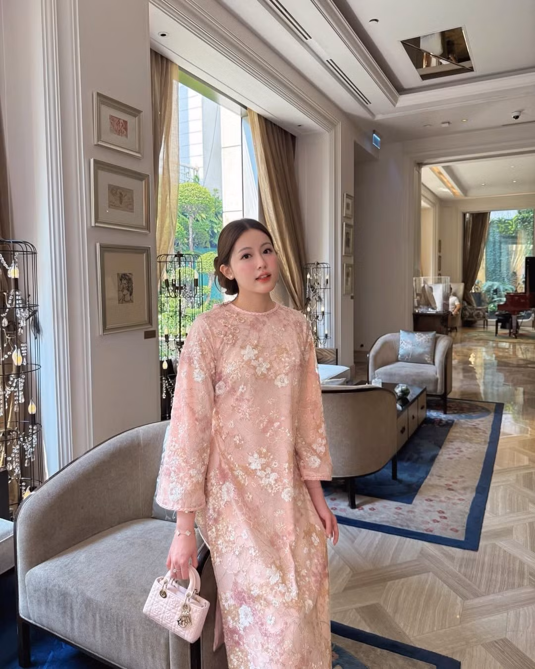 Được biết đến là một hot girl sở hữu phong cách thời trang ấn tượng, đường đua áo dài Tết năm nay như bùng nổ hơn bao giờ hết khi Tăng Mỹ Hàn chính thức đăng bộ ảnh mới. (Ảnh: IGNV)