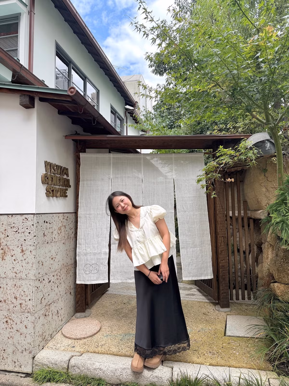 Bộ ảnh được thực hiện tại những địa điểm mang đậm dấu ấn lịch sử của Sài Gòn, tạo nên sự kết hợp hài hòa giữa nét đẹp hiện đại của người trẻ và giá trị văn hóa truyền thống. (Ảnh: FBNV)