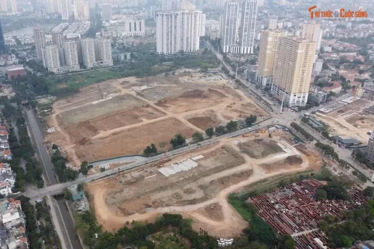 Người dân sinh sống xung quanh dự án đang rất mong chờ ngày hồ điều hòa Mễ Trì hoàn thiện. Một cư dân tại khu vực chia sẻ: "Thấy máy móc về nhiều, đào bới rầm rộ thế này chúng tôi rất mừng. Hy vọng dự án sớm xong để có không gian xanh và quan trọng nhất là không còn phải lội nước mỗi khi mưa lớn."