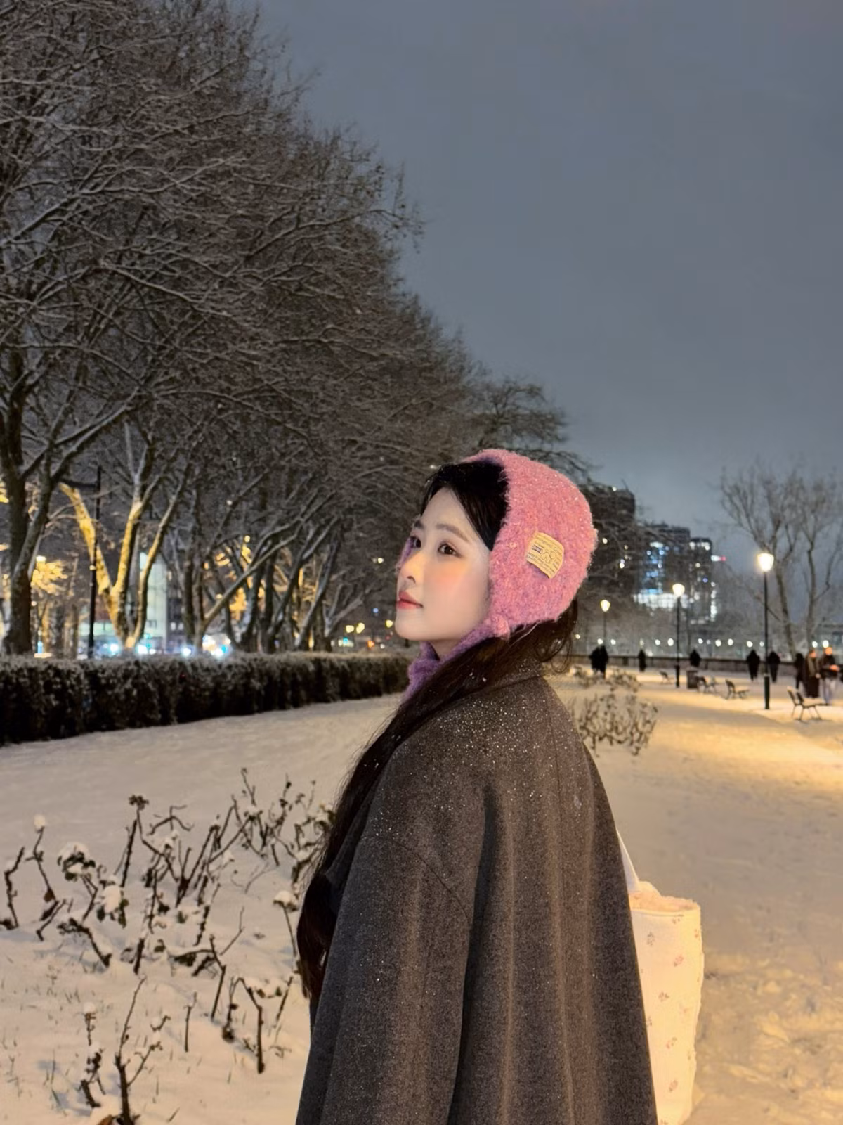 Trong bộ ảnh, khoảnh khắc Bạch Lưu Dương đứng dưới chân tháp Eiffel trong lúc tuyết rơi nặng hạt đã thực sự chạm đến trái tim người xem. (Ảnh: IGNV)