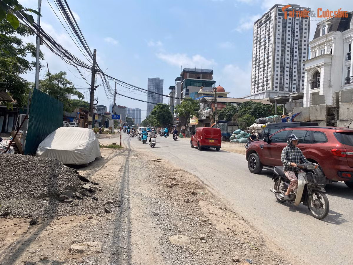 Người dân sinh sống dọc trục đường Đại Mỗ đã từng hy vọng con đường sớm hoàn thiện để có thể trồng lại những hàng cây mới, mang lại màu xanh cho khu phố. Tuy nhiên, nhiều năm trôi qua, dự án vẫn "giậm chân tại chỗ", và niềm hy vọng ấy dường như cũng đang mòn mỏi theo thời gian.