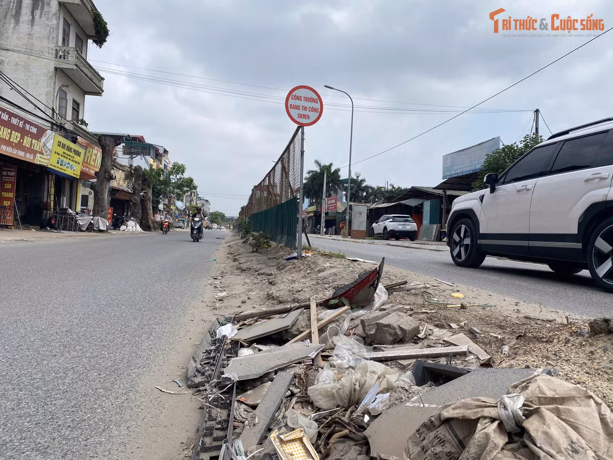 Ngay lối vào đầu đường Đại Mỗ giao với Tố Hữu là biển báo "CÔNG TRƯỜNG ĐANG THI CÔNG" với tốc độ giới hạn 5km/h. Biển báo này dường như đã trở thành vật "định cư" lâu năm tại đây, phản ánh sự đình trệ kéo dài của công trình.