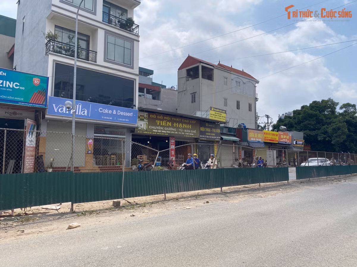 Hai chiều đường được ngăn cách tạm bợ bằng những hàng rào tôn rỉ sét, lưới B40 xiêu vẹo.
