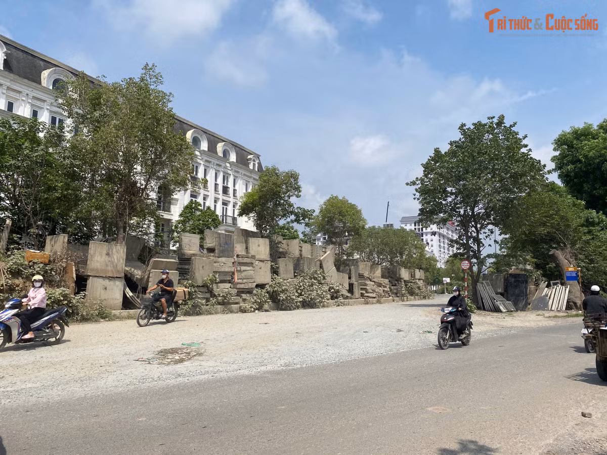 Người dân địa phương đều bày tỏ mong muốn thiết tha rằng chính quyền sớm tháo gỡ vướng mắc, thúc đẩy đơn vị thi công hoàn thiện dứt điểm dự án. Việc sớm đưa tuyến đường vào hoạt động không chỉ giải quyết bài toán giao thông khu vực mà còn trả lại môi trường sống trong lành và an toàn cho nhiều hộ dân nơi đây.