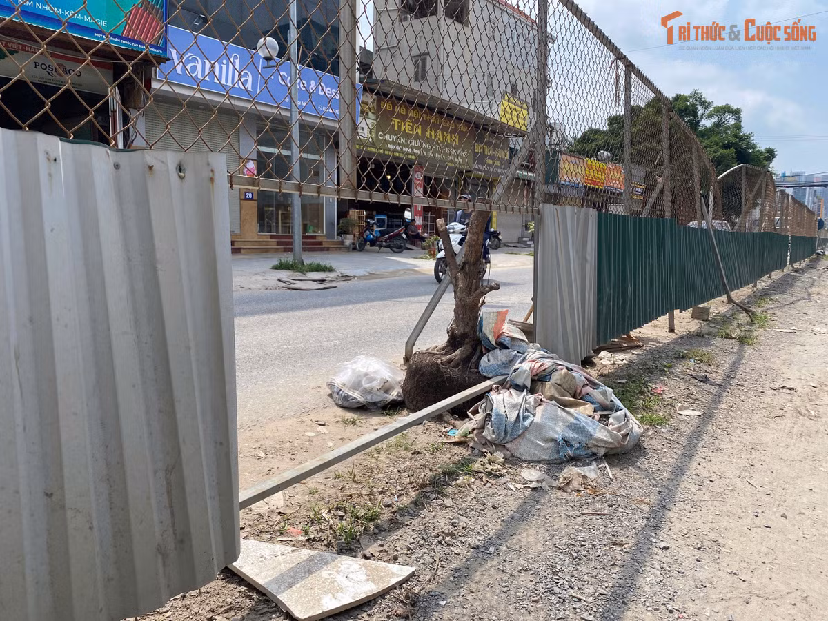 Nhiều người dân ở hai bên đường đi bộ thường chui qua những khoảng trống trên hàng rào để qua phía bên kia đường.