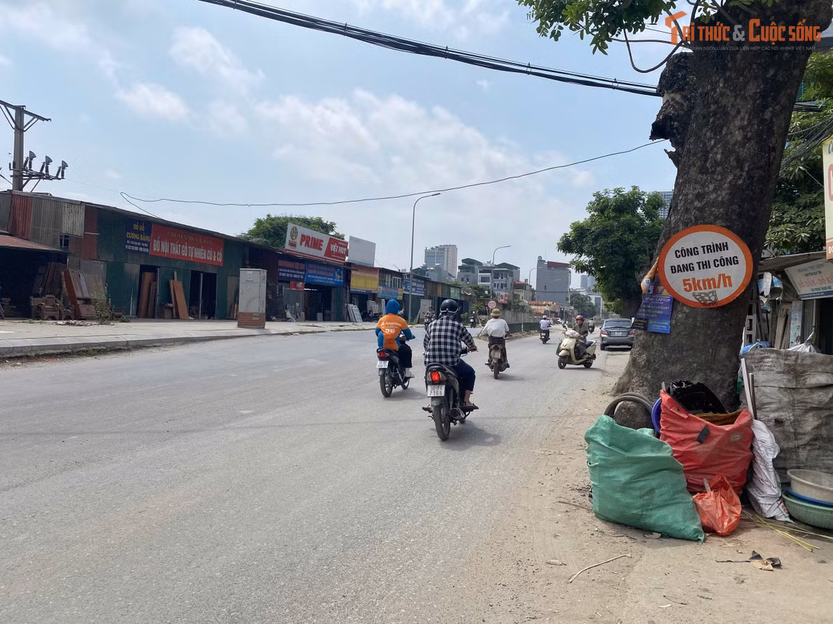 Trái lại, khi có mưa lớn, do hệ thống thoát nước chưa đồng bộ, nước mưa đọng lại tạo thành những "bẫy nước" sâu quá mắt cá chân, biến mặt đường thành những vũng bùn lầy lội, trơn trượt.