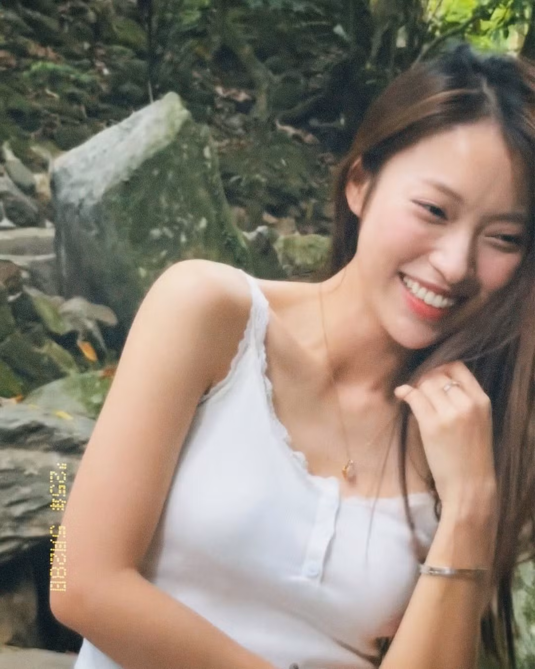 Trong loạt ảnh mới đây được chia sẻ, Khánh Vy diện trang phục trắng tinh khôi, kết hợp cùng áo hai dây và váy dài, tôn lên nét đẹp thanh thoát và nhẹ nhàng.