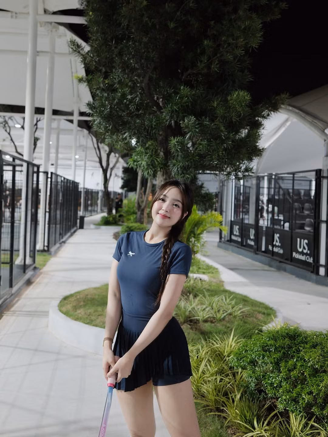 Nàng hot girl Hà thành sở hữu gu thời trang đa dạng và luôn biết cách làm mình nổi bật. Cô có thể biến hóa từ phong cách năng động, trẻ trung với áo thun, quần jean đến gợi cảm, quyến rũ khi diện những bộ cánh khoe trọn đường cong cơ thể.