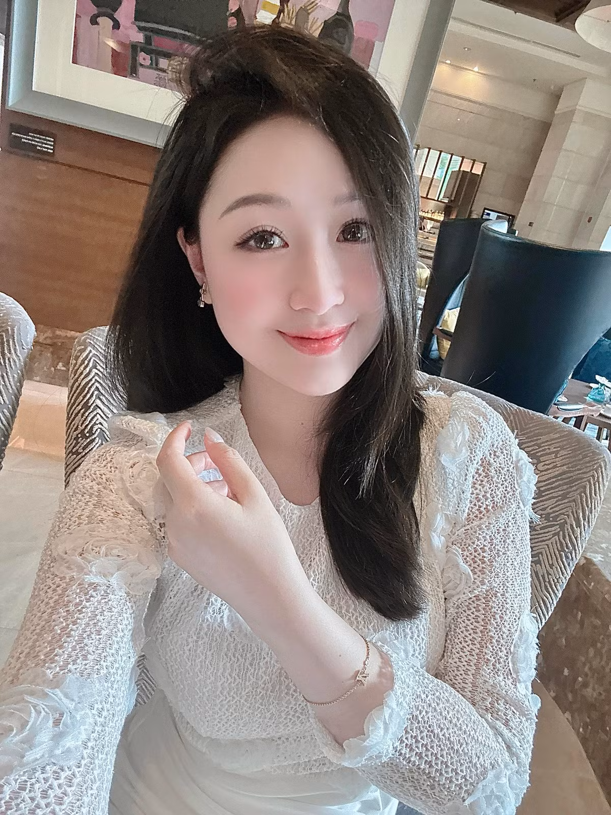 Lời thơ ý nghĩa này không chỉ ca ngợi sự cao quý, thanh cao của nghề giáo mà còn thể hiện niềm tự hào và tình yêu nghề mãnh liệt của cô giáo trẻ.