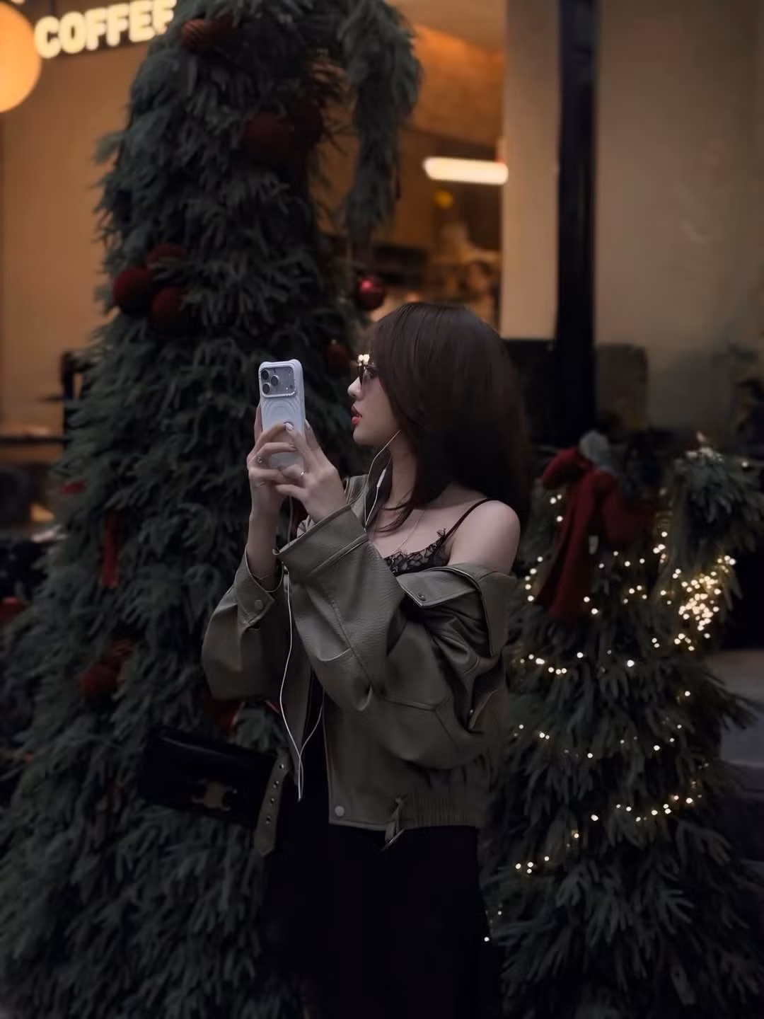 Đứng cạnh cây thông Noel rực rỡ ánh đèn lấp lánh và trang trí nơ đỏ ấm áp, hot girl Hà Kim khoe trọn vẻ đẹp hiện đại và cuốn hút. (Ảnh: IGNV)