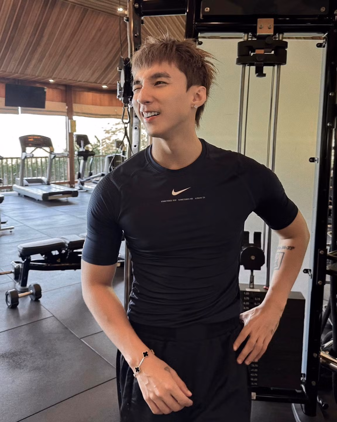Cách đó ít ngày, nam ca sĩ vừa đăng tải loạt ảnh hóa "chiến thần phòng gym". Nhiều người bình luận vui rằng "tập cỡ này chả trách gì dạo này thân hình Sơn Tùng lại xịn cỡ đó".