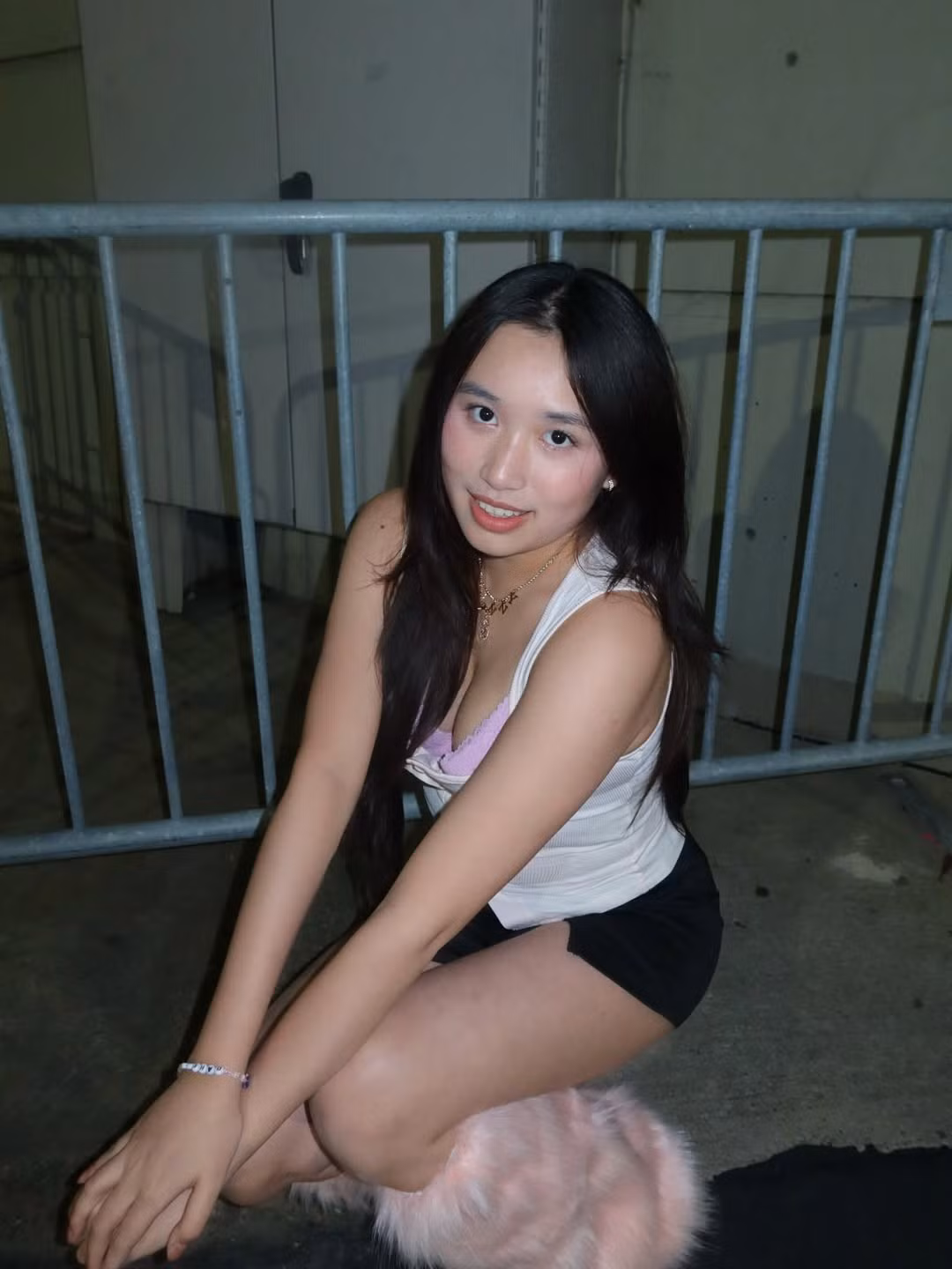 Mới đây, cộng đồng mạng không khỏi bất ngờ trước loạt ảnh đi xem concert của nhóm nhạc K-pop đình đám TWICE do "Rich kid" Jenny Huỳnh đăng tải. Khác xa với hình ảnh một cô nàng YouTuber giản dị, thường xuyên xuất hiện với áo phông, quần ống rộng và phong cách "kẹo ngọt" quen thuộc, lần này Jenny Huỳnh đã có màn lột xác thực sự ấn tượng. (Ảnh: IGNV)