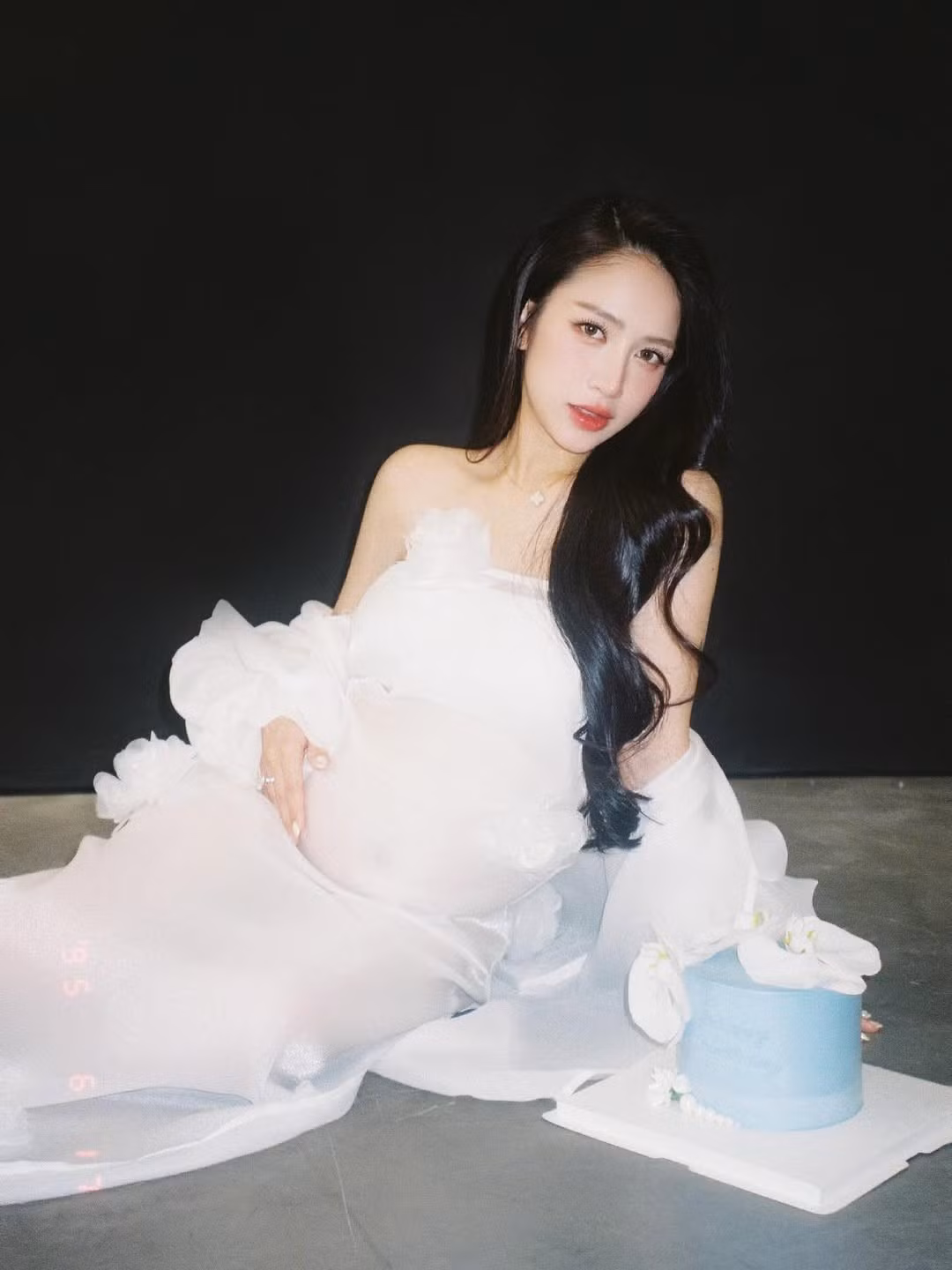 Joyce Phạm diện những bộ váy trắng tinh khôi, bồng bềnh, tôn lên vóc dáng đang thay đổi rõ rệt của mình. Cô khéo léo chọn thiết kế bay bổng, vừa giảm cảm giác nặng nề của một mẹ bầu, vừa giúp cô trông thanh thoát và dịu dàng hơn.