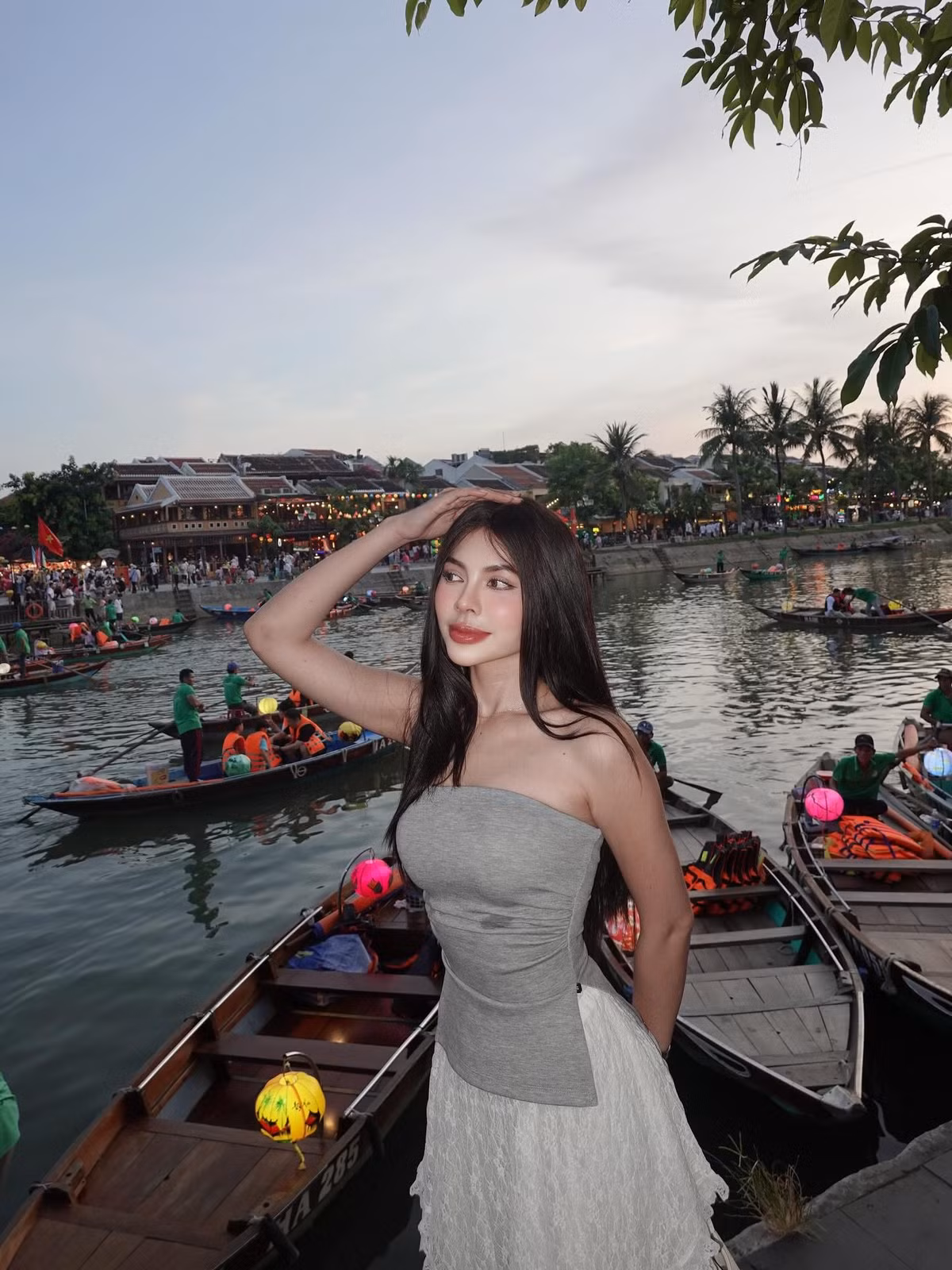 Nhan sắc xinh đẹp, ngọt ngào cùng thần thái cuốn hút của cô nàng đã nhanh chóng "đốn tim" người hâm mộ Việt Nam, tạo nên một làn sóng tương tác mạnh mẽ.