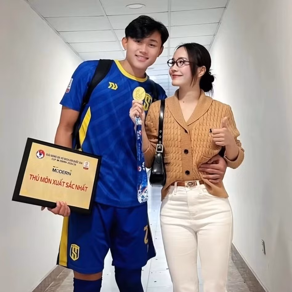 Theo tìm hiểu, bạn gái của thủ môn Bảo Ngọc tên là Nguyễn Thị Ngọc Linh. Cô nàng hiện đang là sinh viên khoa Quản trị Kinh doanh, Trường Kinh tế (Đại học Vinh).