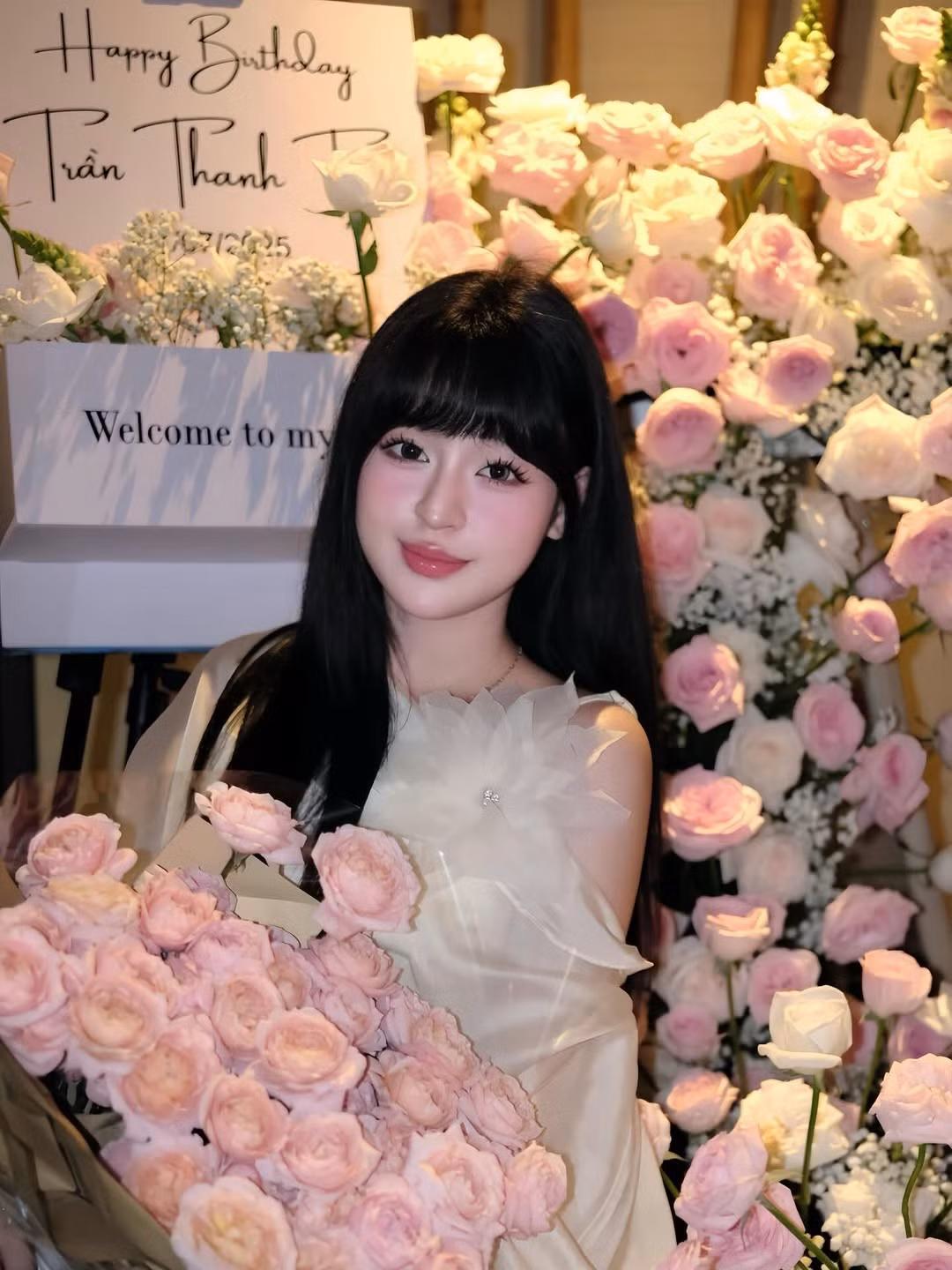 “Hot girl trứng rán” Trần Thanh Tâm vừa gây chú ý khi chia sẻ loạt ảnh mừng sinh nhật tuổi mới trong không khí ấm cúng và ngọt ngào. Trong những khoảnh khắc này, cô nàng diện chiếc váy bồng bềnh, yêu kiều và để lộ bụng bầu vượt mặt, nhận về nhiều lời chúc mừng từ người theo dõi.
