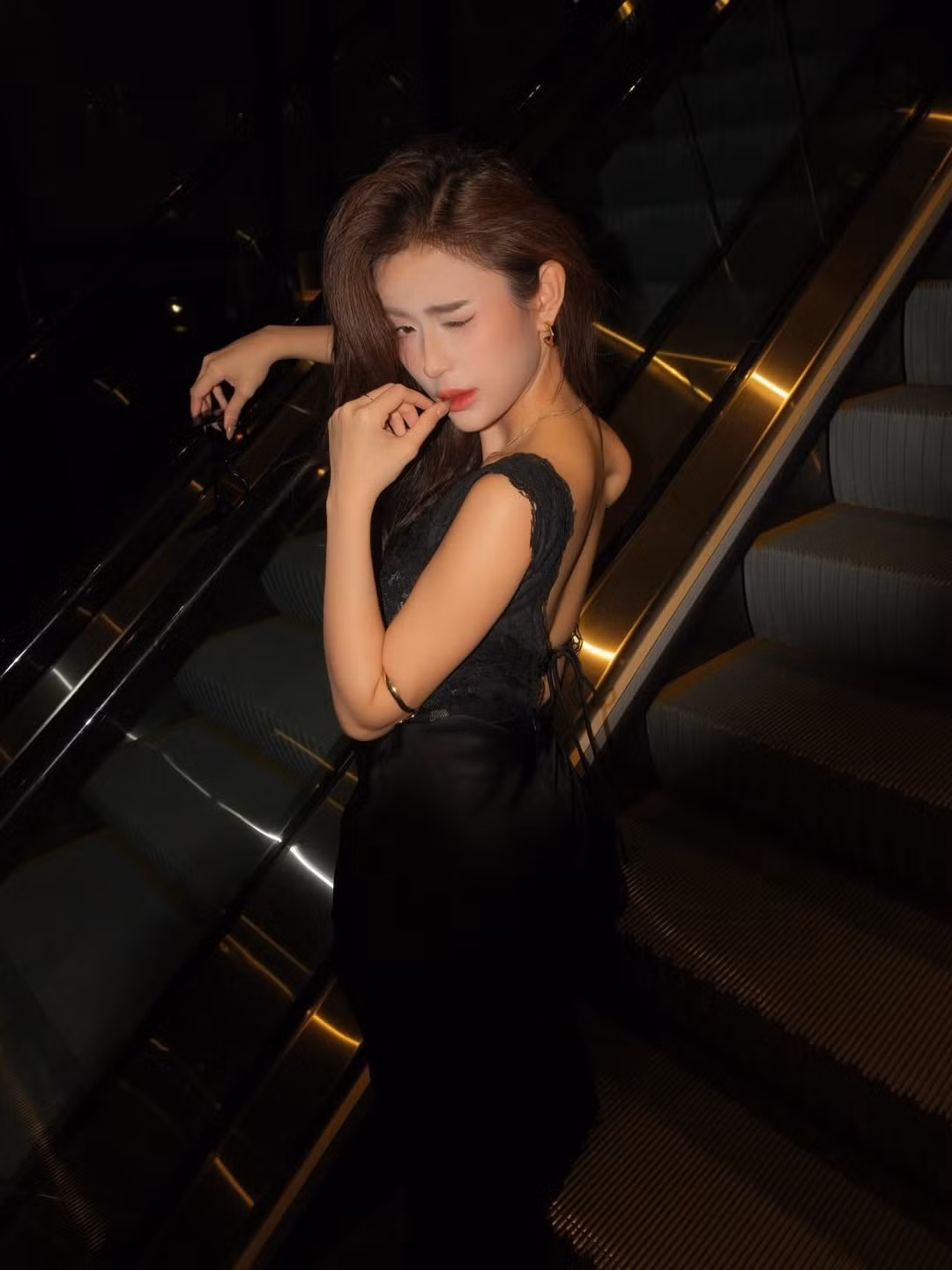Bộ ảnh được thực hiện trong không gian đêm sang trọng, với ánh đèn lung linh, tạo nên một hiệu ứng thị giác ấn tượng. (Ảnh: IGNV)