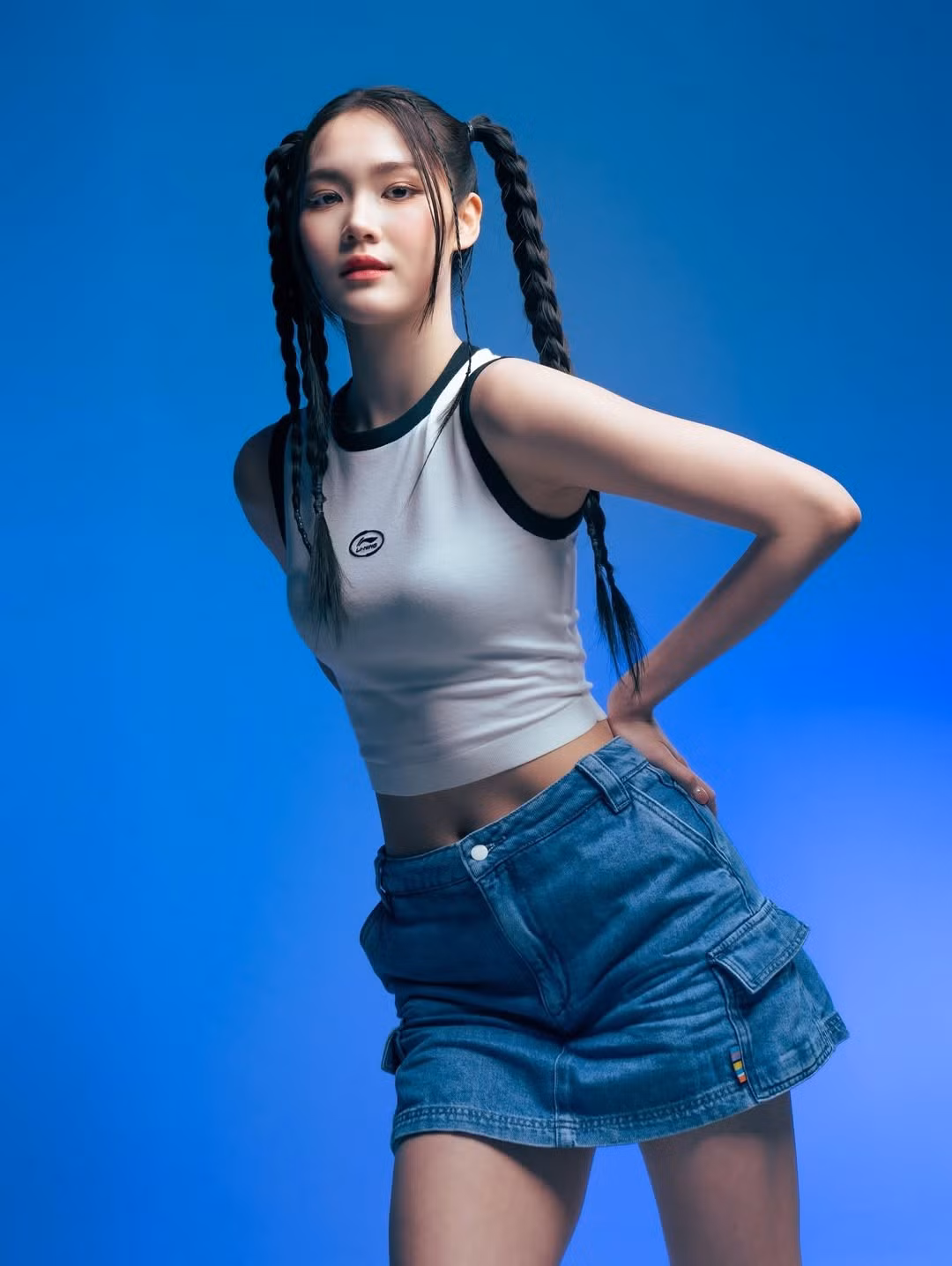Bên ngoài sân thi đấu, Pitchamon thường xuyên xuất hiện với những outfit trẻ trung, năng động. (Ảnh: IGNV)