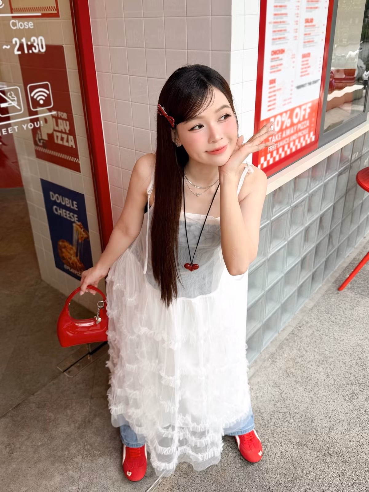 Sam chọn một chiếc váy hai dây dáng dài, với chất liệu bồng bềnh, xếp tầng màu trắng tinh khôi, khoác ngoài một chiếc áo tank top màu xám và kết hợp cùng quần jeans ống rộng. (Ảnh: FBNV)