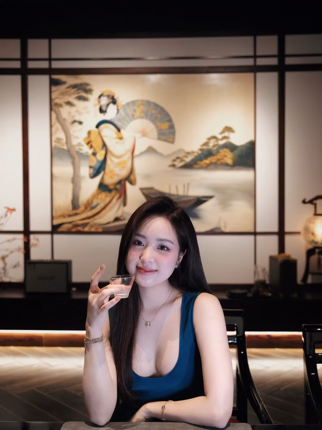 Dù đã trải qua hai lần sinh nở, cô vẫn giữ được vóc dáng săn chắc, đặc biệt là vòng eo "con kiến" đáng ngưỡng mộ.