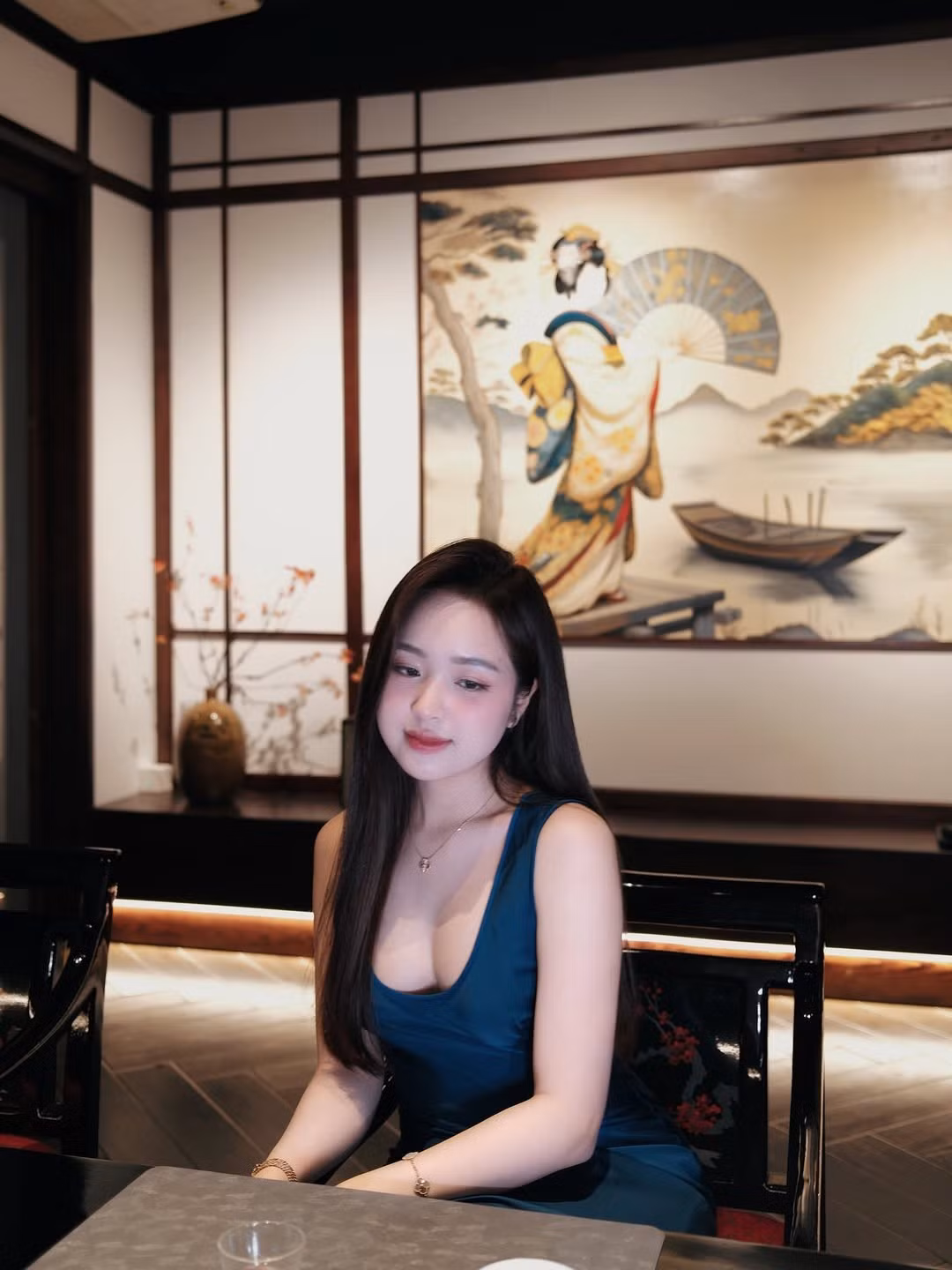 Trong các bộ ảnh, cô cũng biến hóa đa dạng, khi dịu dàng như "nàng thơ", khi lại nóng bỏng trong các trang phục cắt xẻ sâu hay ôm sát khoe trọn đường cong.