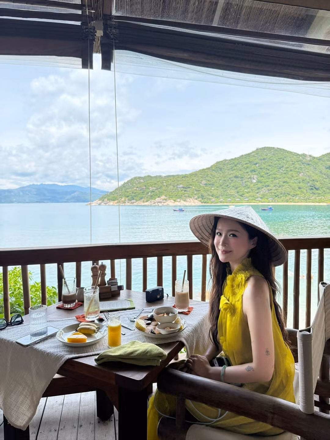 Chiếc váy không chỉ có màu sắc tươi sáng, hợp với không khí mùa hè mà còn được đính những bông hoa 3D tinh tế, tạo nên vẻ đẹp bay bổng và lãng mạn. (Ảnh: IGNV)