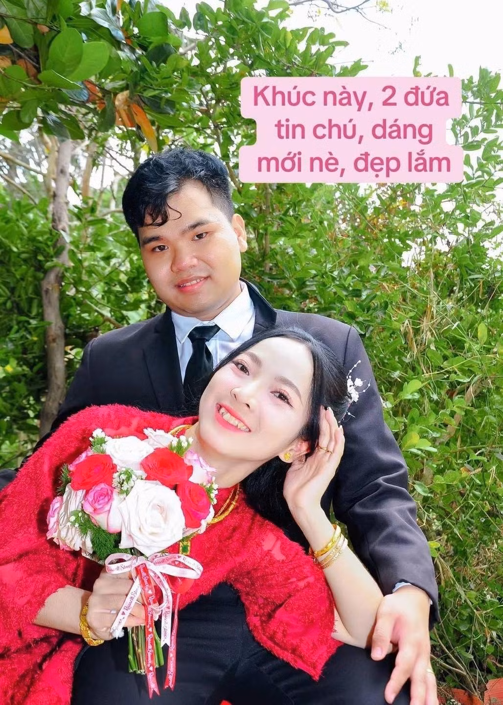 Dù có thể không hợp với "gu" thẩm mỹ hiện đại của nhiều người, nhưng chính sự "khác biệt" và mang đậm tính hoài niệm này đã giúp bộ ảnh của cặp đôi trở nên viral.