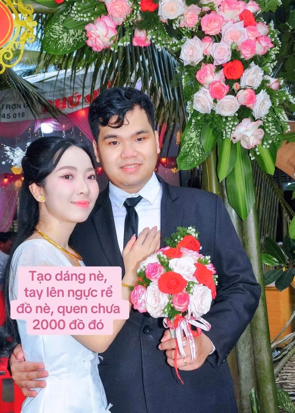 Cộng đồng mạng đã không ngừng đưa ra những bình luận hài hước về bộ ảnh này: "Nhìn ảnh mà tưởng quay ngược thời gian về 20 năm trước", "Đúng là phong cách ảnh cưới bố mẹ mình ngày xưa rồi, không lệch đi đâu được", "Dù là năm 2025 nhưng bộ ảnh này đã thành công đưa mình về quá khứ", "không biết nên khóc hay nên cười".