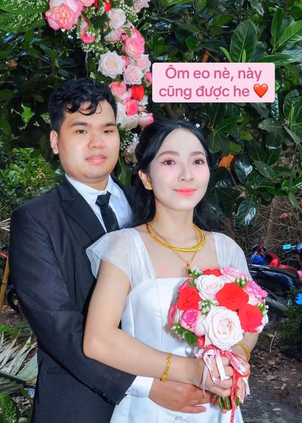 Cô dâu cũng bày tỏ sự tích cực khi chia sẻ bộ ảnh: "Không sao đâu mọi người ơi, cũng là một kỷ niệm đáng nhớ mà".